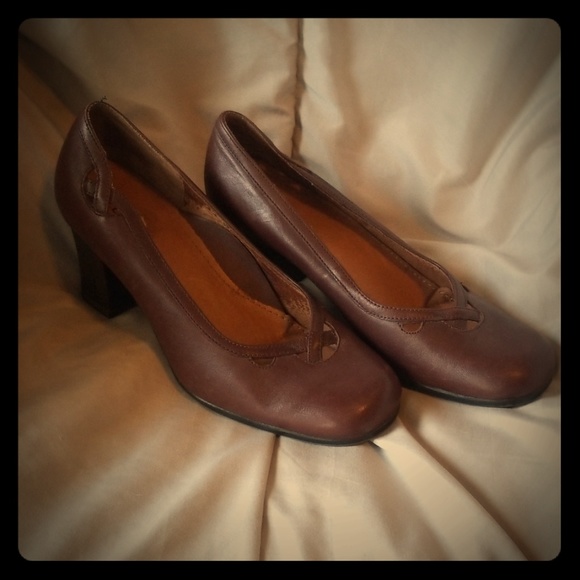 CLARKS STRICTLY COMFORT Brown Heels - Picture 1 of 8